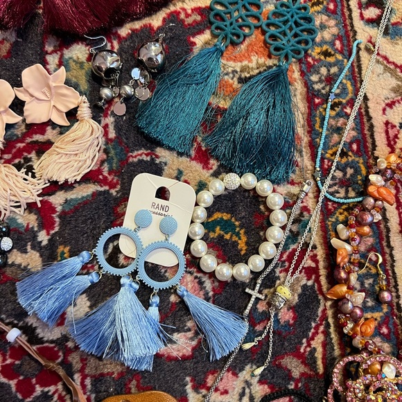 A bundle of fashion jewellery, some are custom, some are new never used! - Picture 3 of 9